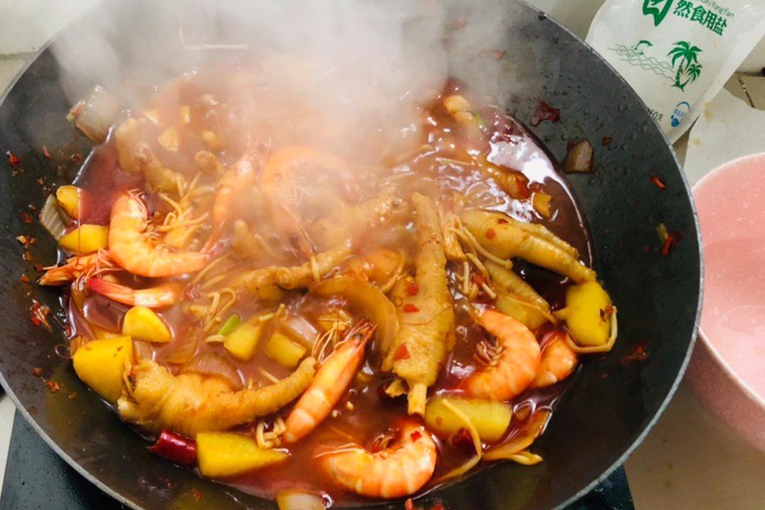 超级软糯入味的香辣明虾鸡爪煲的做法 步骤2