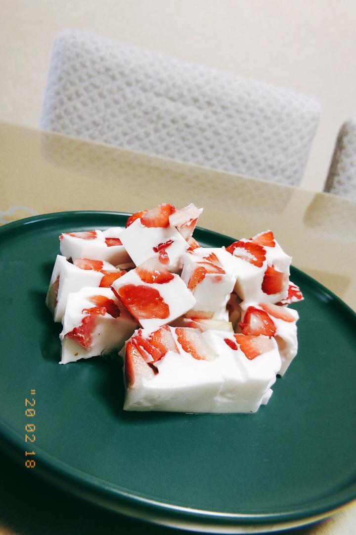 草莓芒果椰奶冻