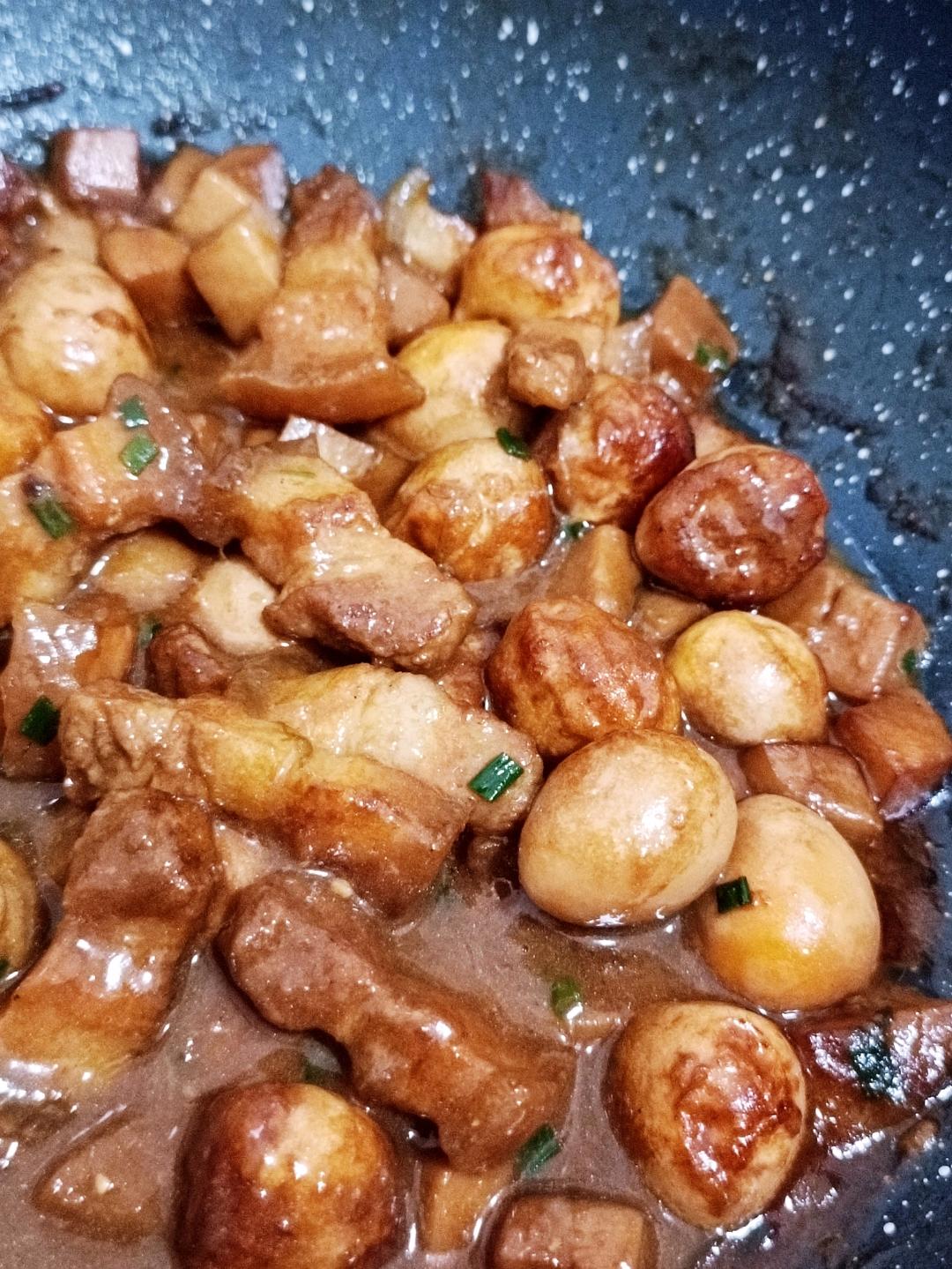 爆汁鹌鹑蛋卤肉饭