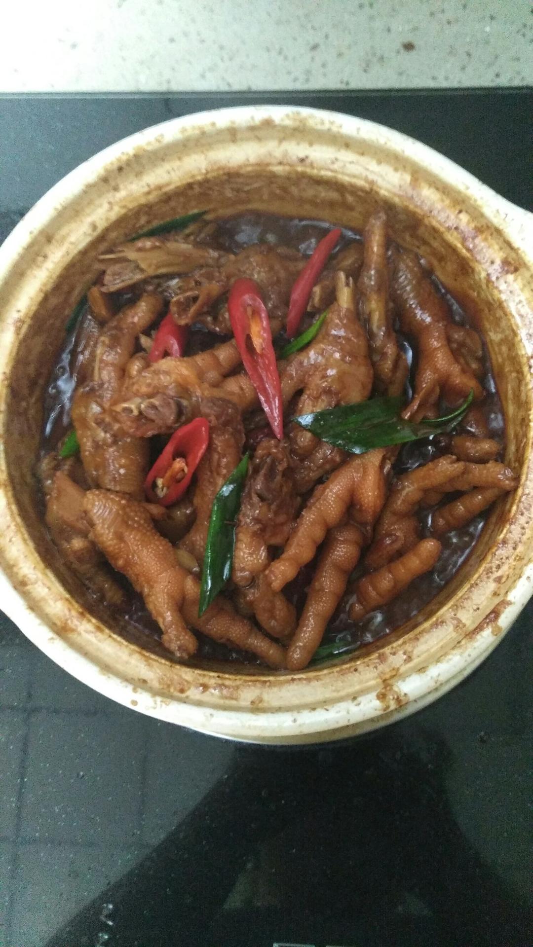 香辣凤爪煲的做法