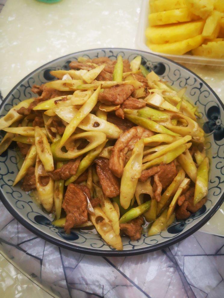 乔乔和妈妈做的肉香笋鲜的春笋炒五花肉