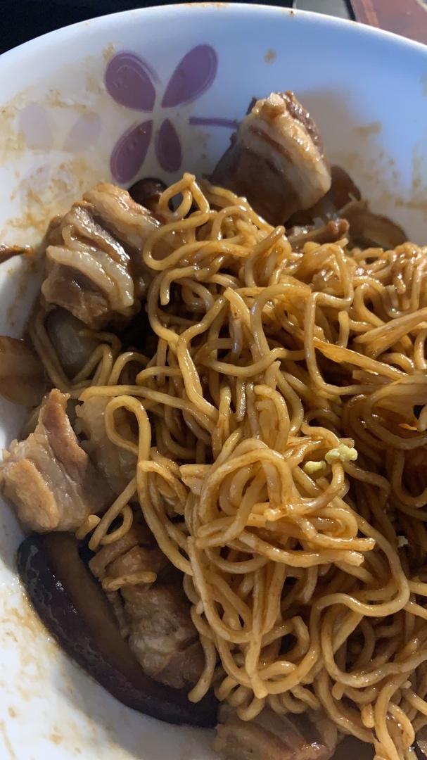 每一根面条都吸满了羊肉汁的「羊肉豆角焖面」