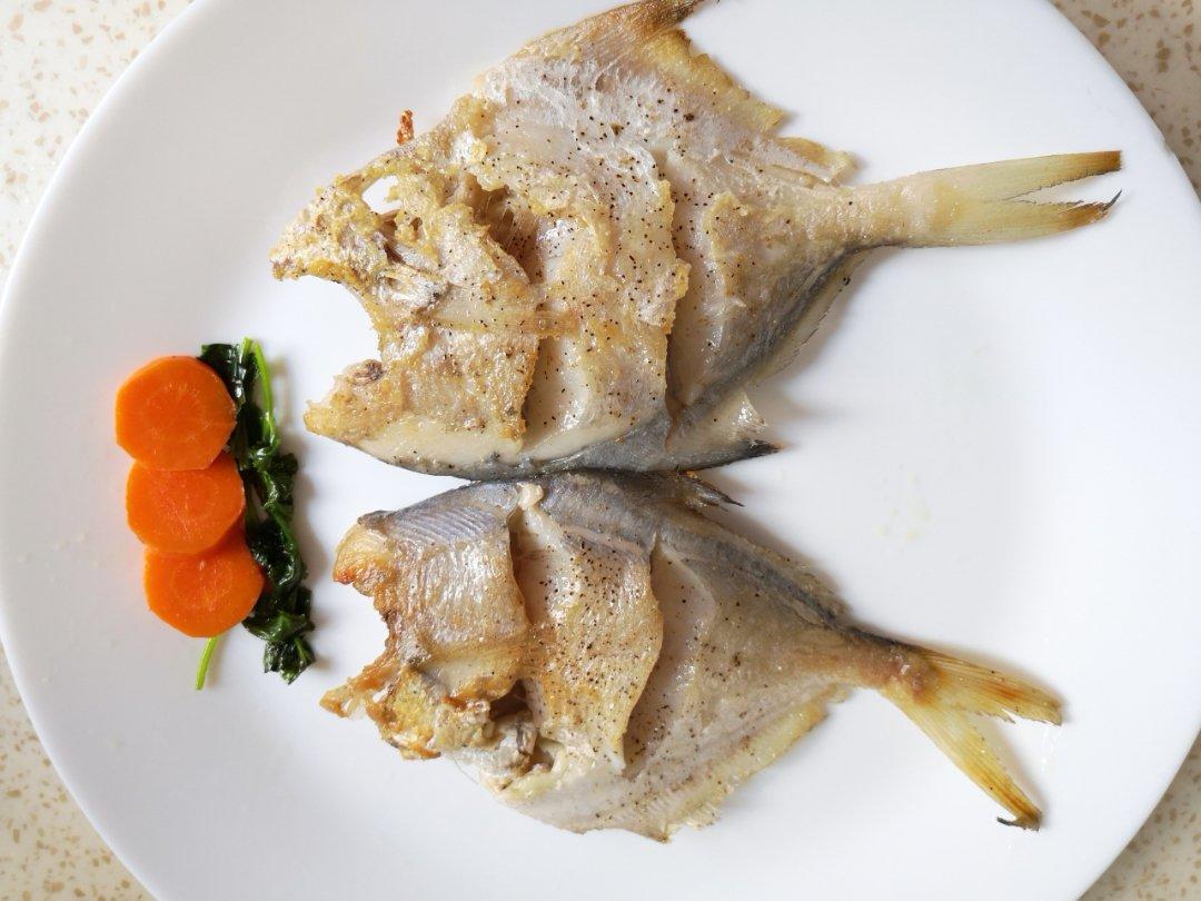 手机用户贪吃的猫1728做的香煎鲳鳊鱼:( 堪比烧烤摊:)