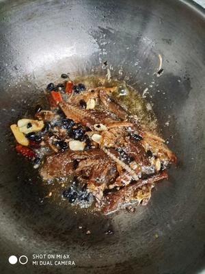 豆豉鲮鱼炒油麦菜的做法 步骤3