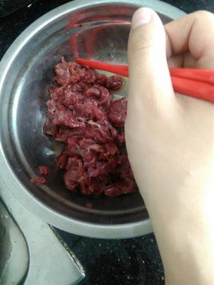 尖椒炒牛肉的做法 步骤2