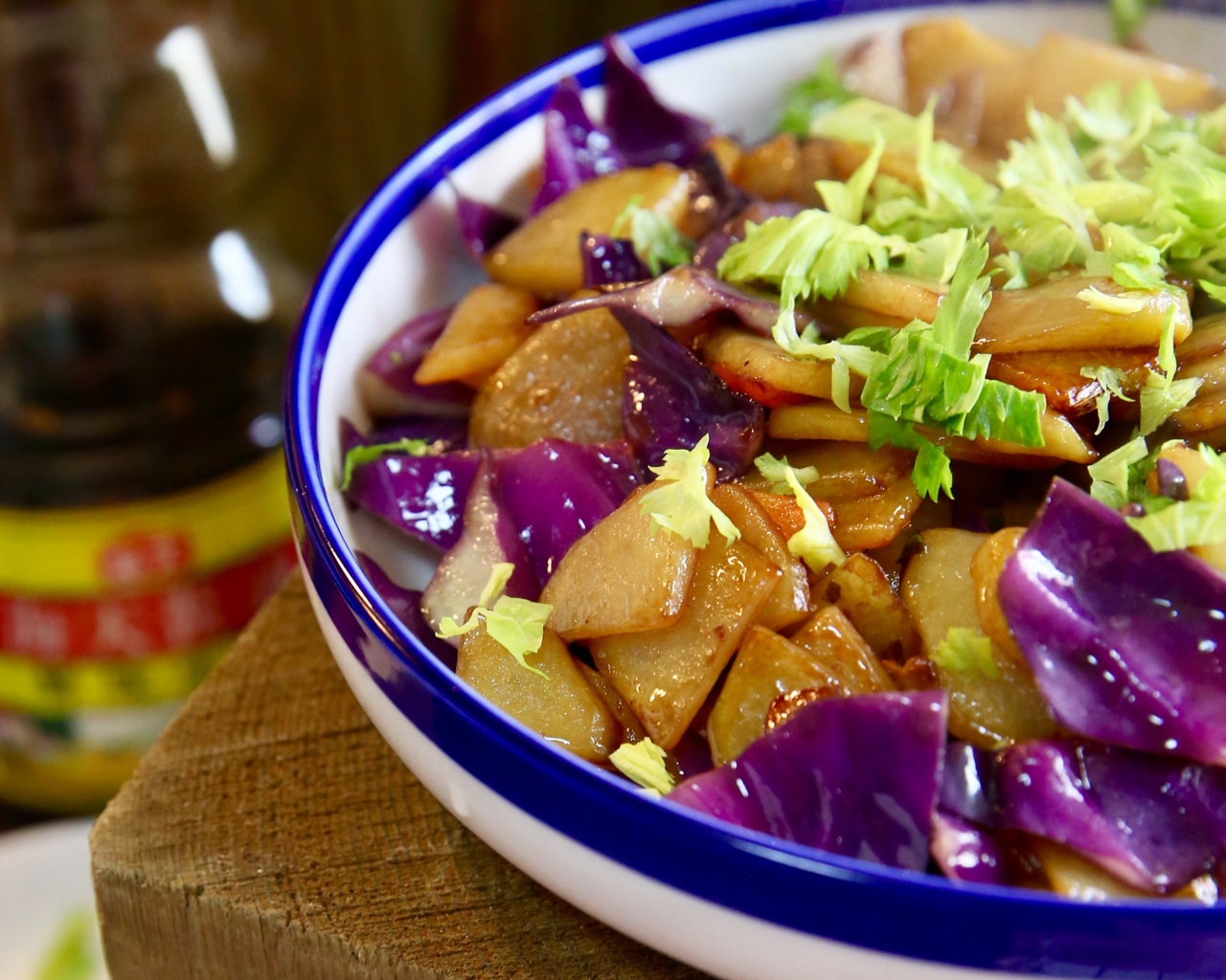 干锅紫甘蓝土豆片的做法
