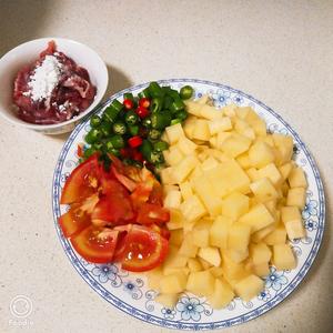 毛辣角烩土豆丁的做法 步骤1