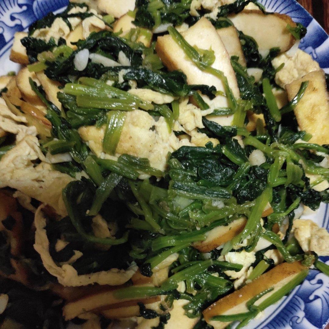 营养好吃的下饭菜，菠菜豆干炒鸡蛋，2分钟开饭！