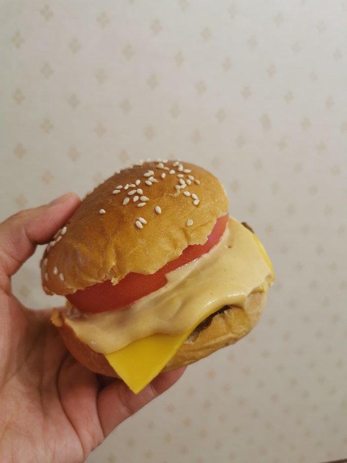 正宗的麦当劳双吉牛肉汉堡