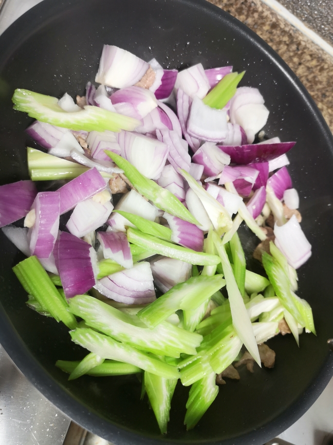 简单快手家常菜——洋葱芹菜炒肉的做法 步骤3