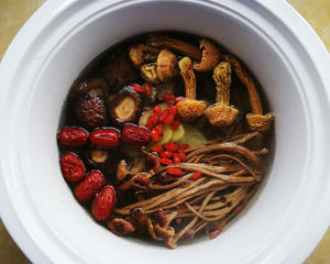 任性厨房丨茶树菇姬松茸鸽子汤的做法 步骤4