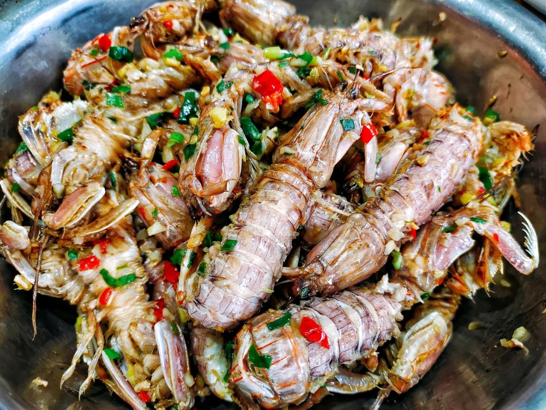 无油炸版的椒盐皮皮虾和巧拨虾壳的方法