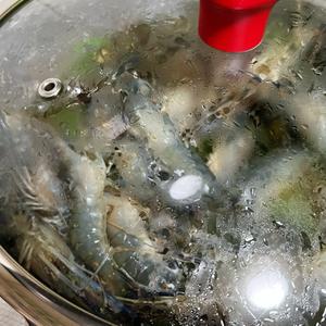 不加一滴水的白灼罗氏虾🦐（超级简单）的做法 步骤4