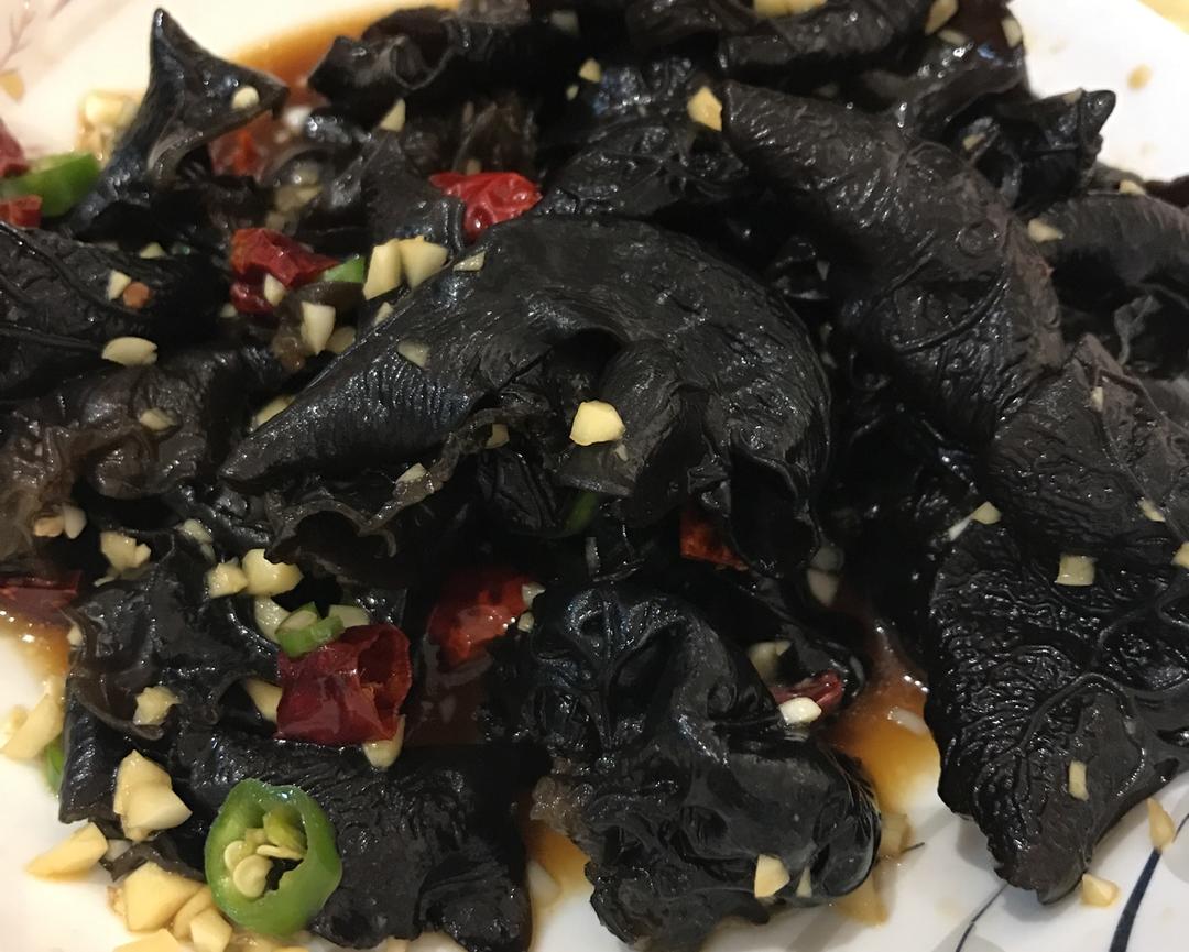 跟朋友小酌一杯,没有下酒菜,忽想起来还有干木耳～用料木耳一大把干