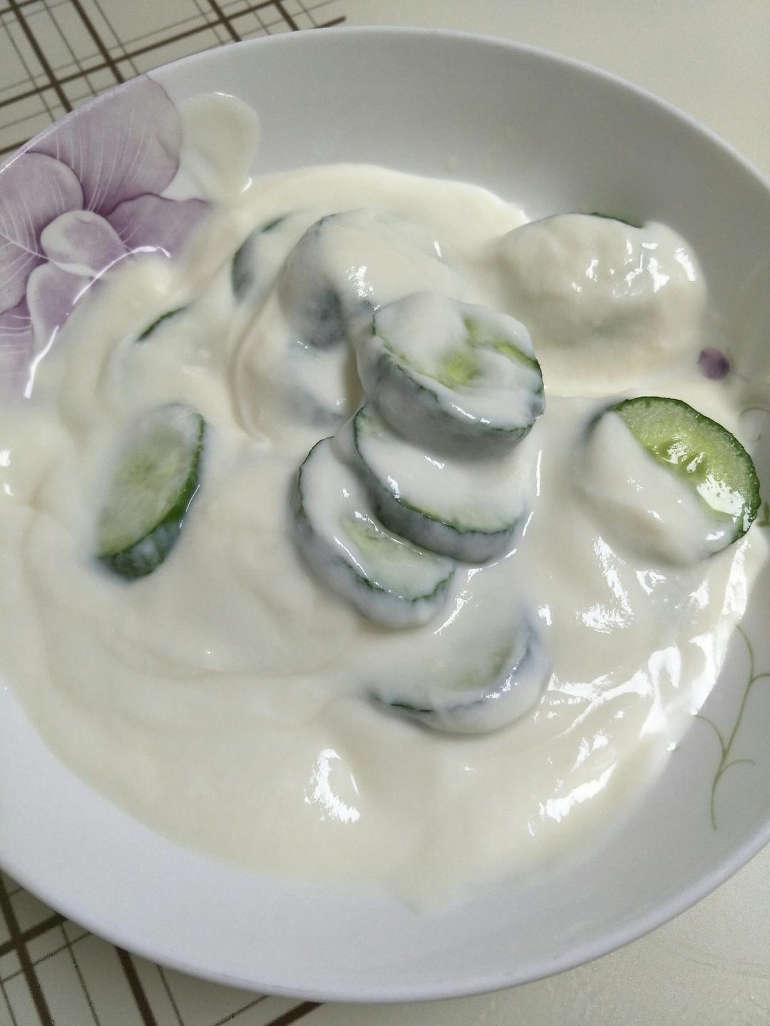 美丽的mjj做的清新爽口的黄瓜香蕉坚果拌酸奶