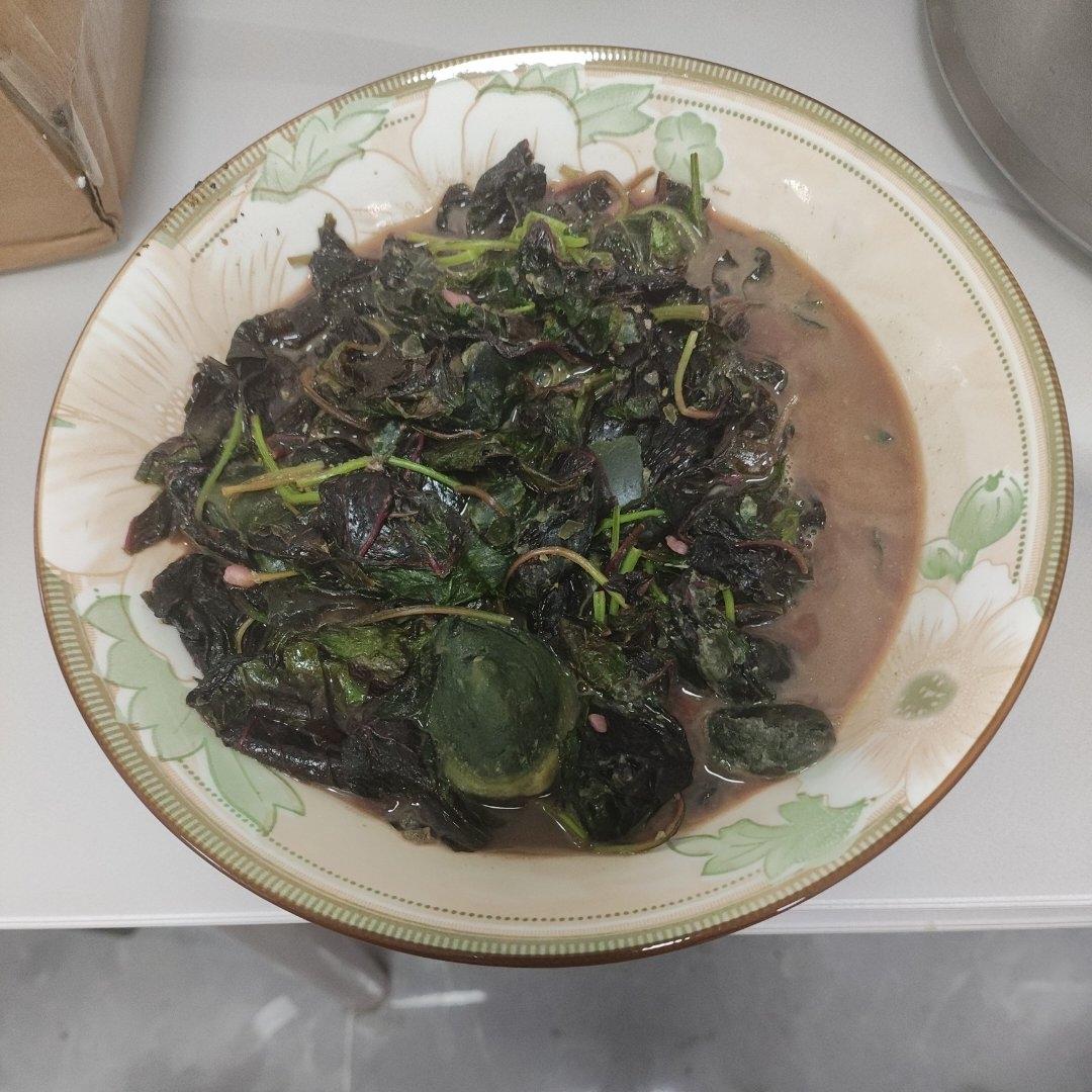 超好吃超简单的客家菜——红苋菜皮蛋煲