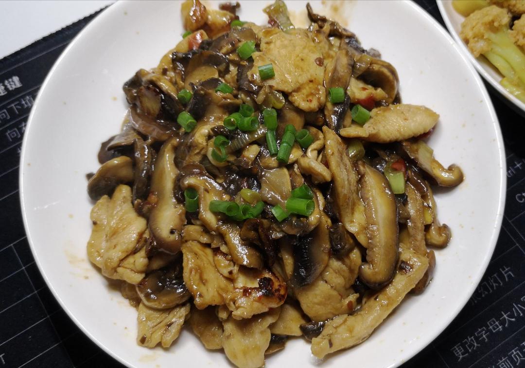 口蘑（白蘑菇）炒肉|鲜掉眉头上心头