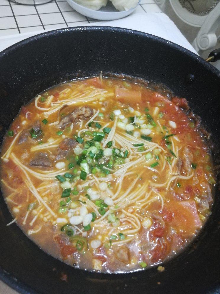 酸汤肥牛金针菇