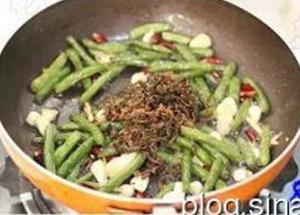 梅干菜干煸豆角的做法 步骤8