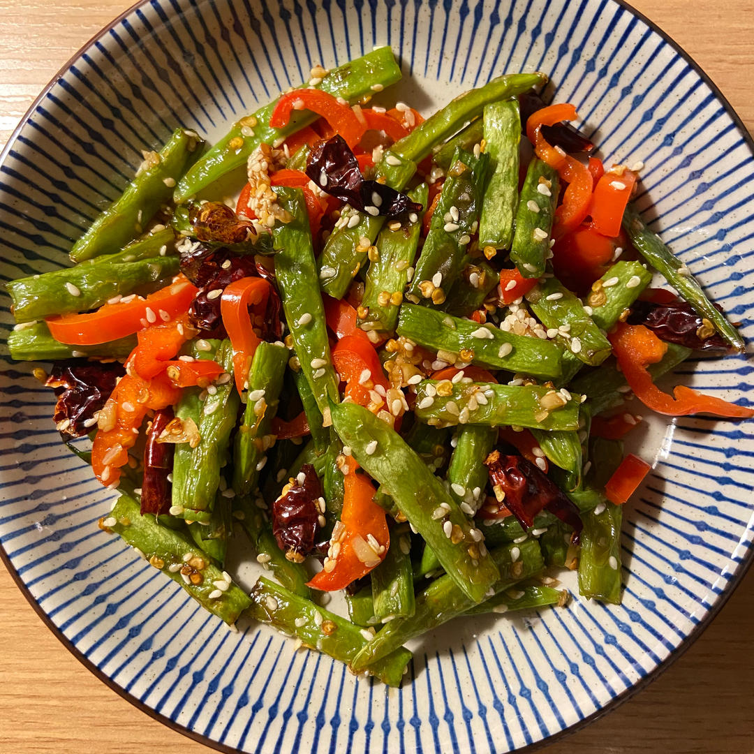 色泽鲜艳麻辣鲜香的《干煸龙豆角》