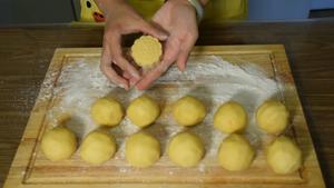 《糯米团子的厨房日记》奶黄流心月饼的做法 步骤33