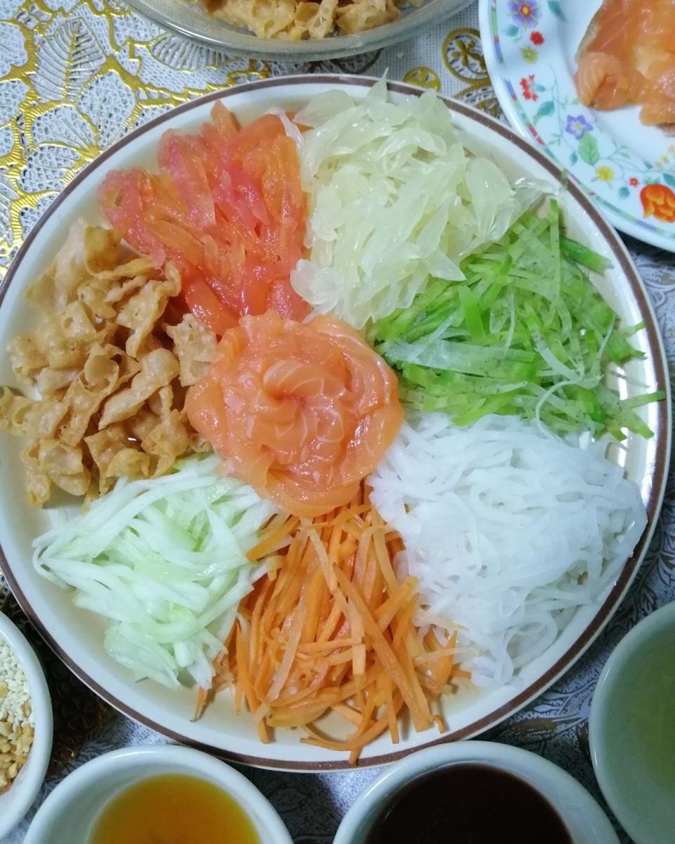 新加坡年俗：初七捞鱼生，过年捞个好彩头！