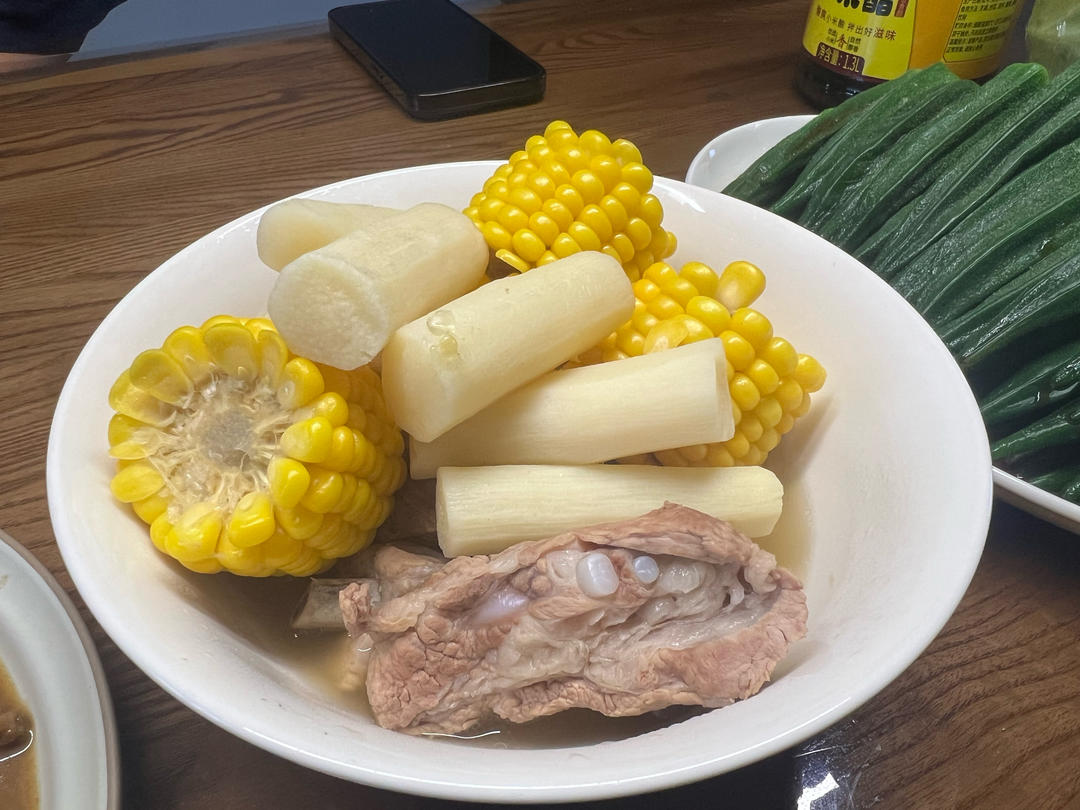 连吃三碗的玉米山药排骨汤