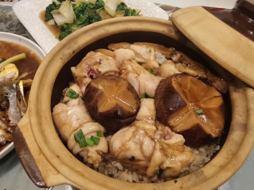 冬菇滑鸡煲仔饭，控制锅巴的生成，煲仔饭酱油的配制