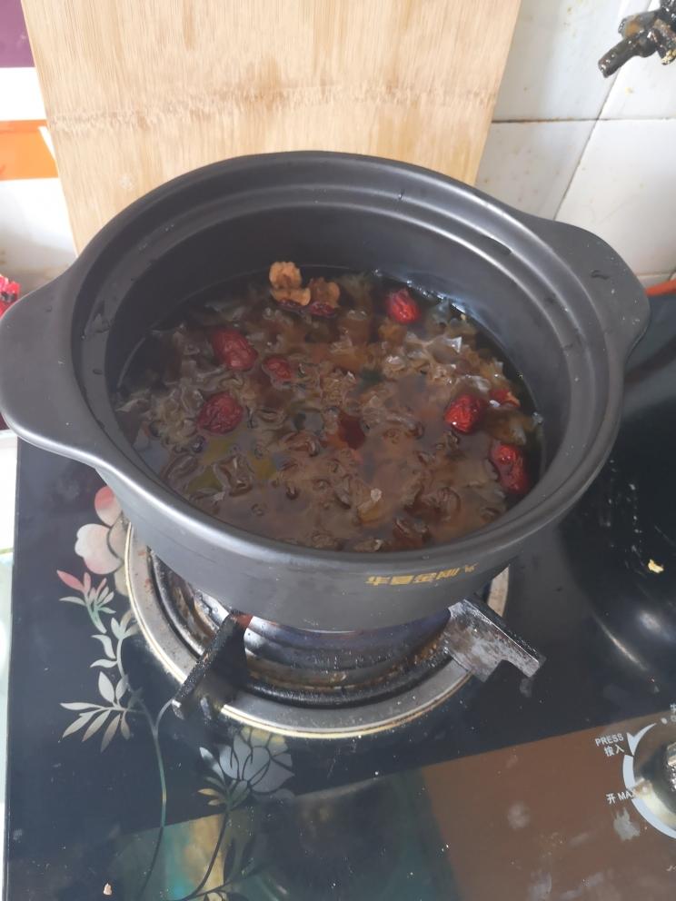 出胶砂锅银耳莲子羹