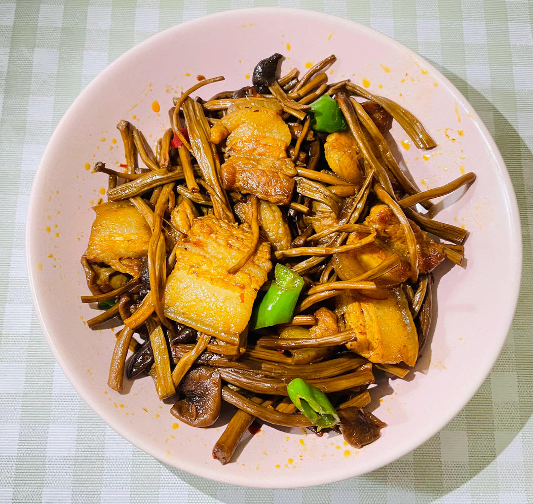 五花肉干锅茶树菇
