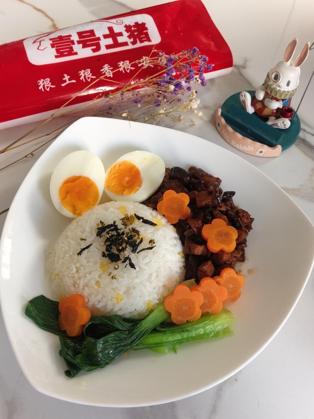 狂炫三大碗的卤肉饭