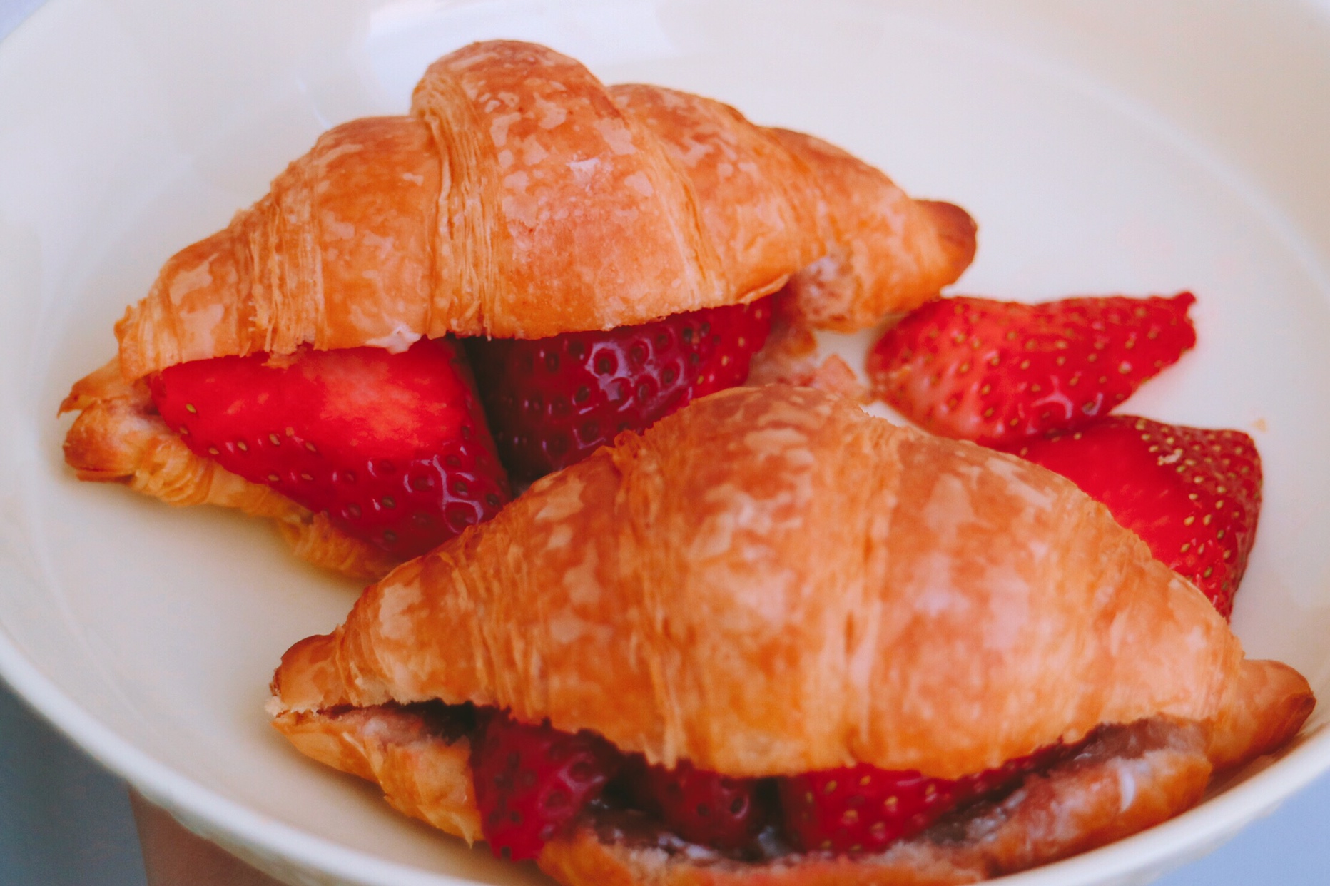 3分钟快手早餐-巧克力草莓小牛角的做法