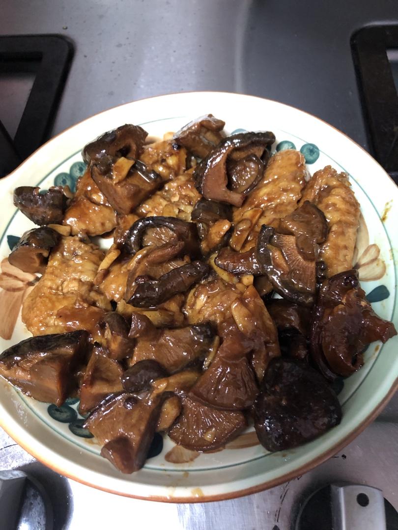 十几年不吃鸡肉的人吃了一盘子的小鸡炖香菇