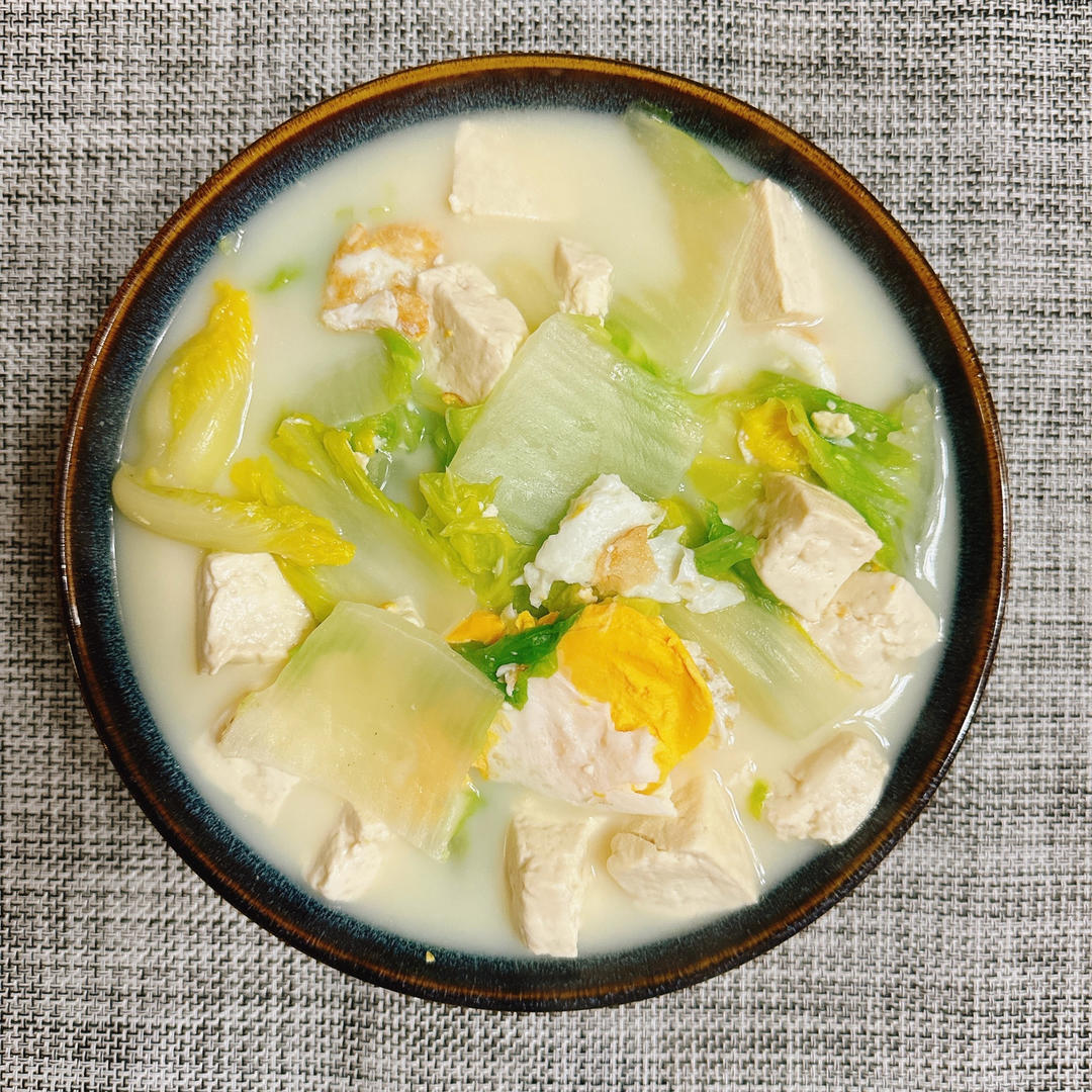 冬天做一锅热乎乎的白菜豆腐汤，食材简单‼️