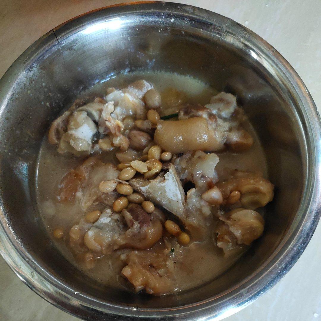 孩子爱喝的黄豆炖猪蹄，清香不油腻，先煎后炖才能软糯弹牙
