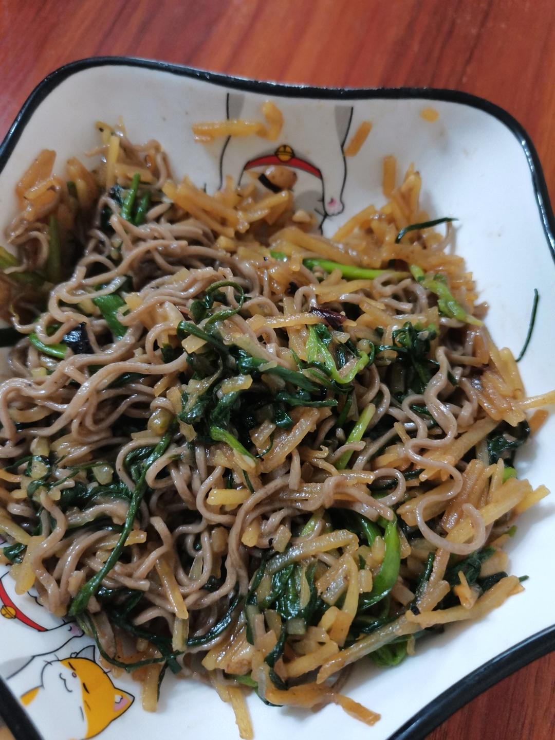 家常土豆丝炒韭菜
