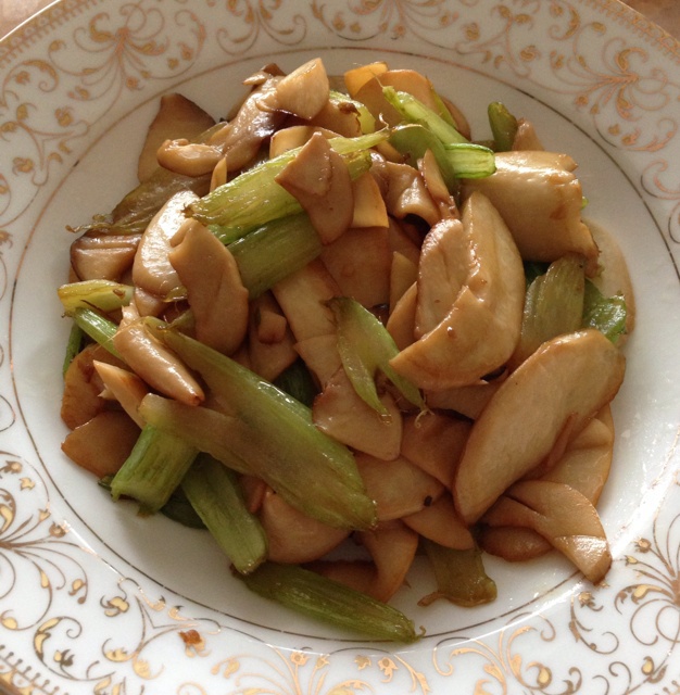 杏鲍菇炒芹菜