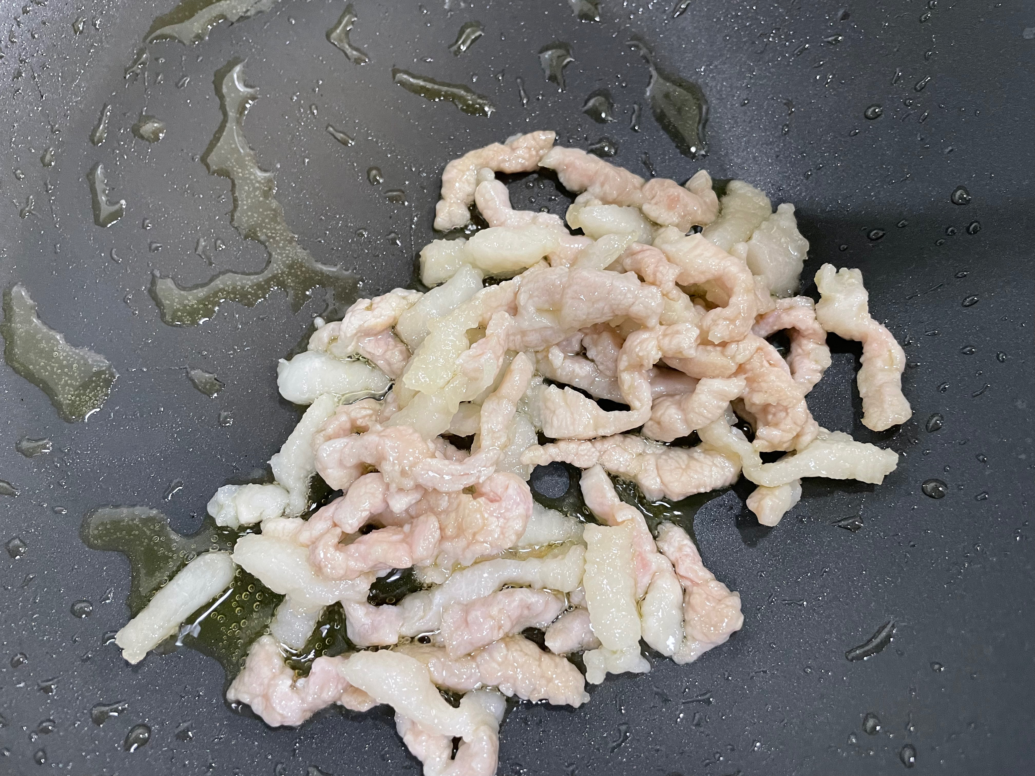 一家懒人菜菜-双菇炒肉丝（蟹味菇和白玉菇）-清洗简单步骤简单调料简单的做法 步骤6