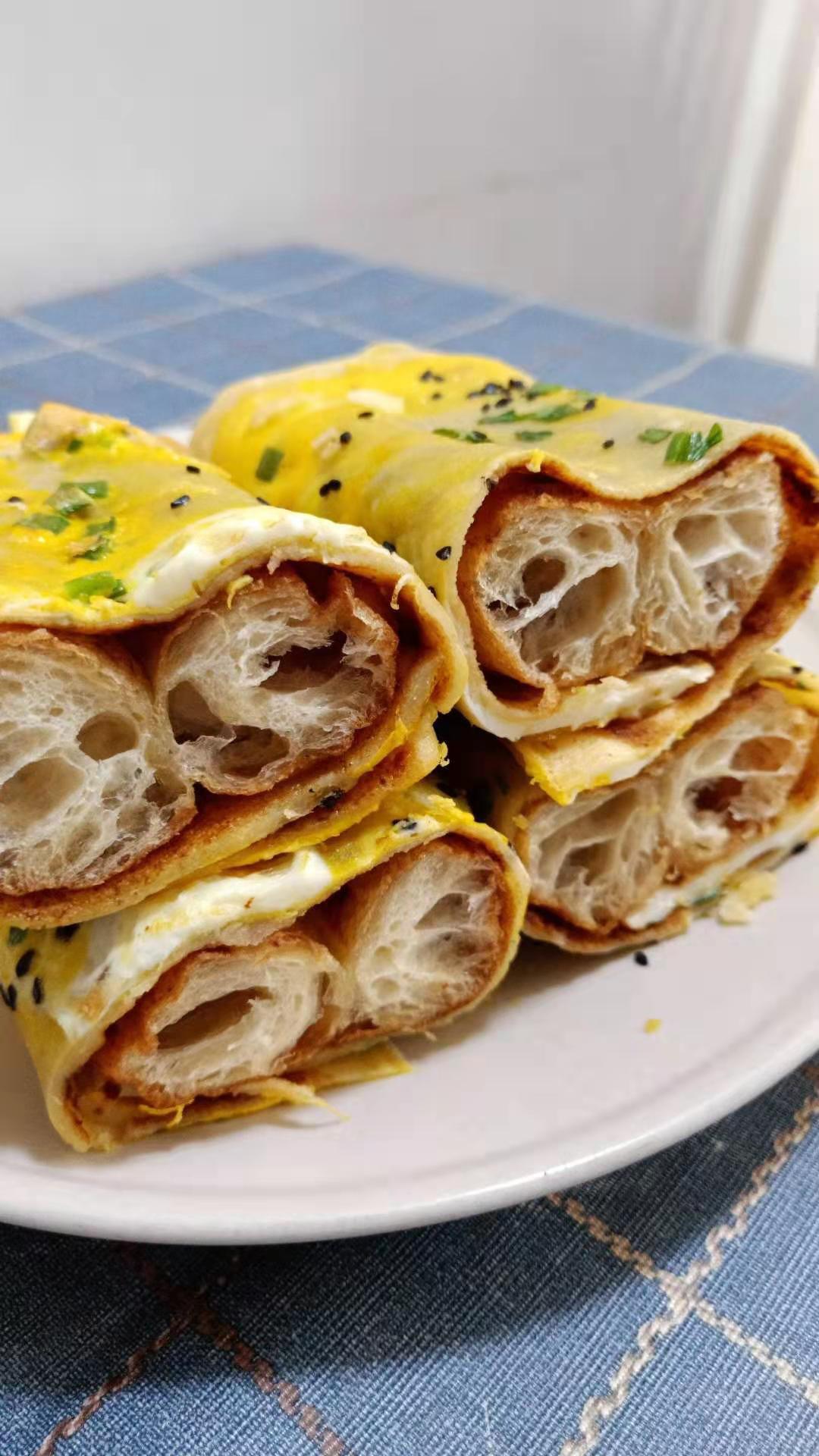 lesleylee做的煎饼果子~~附面糊,薄脆,酱料做法,软糯香脆,跟买的一样