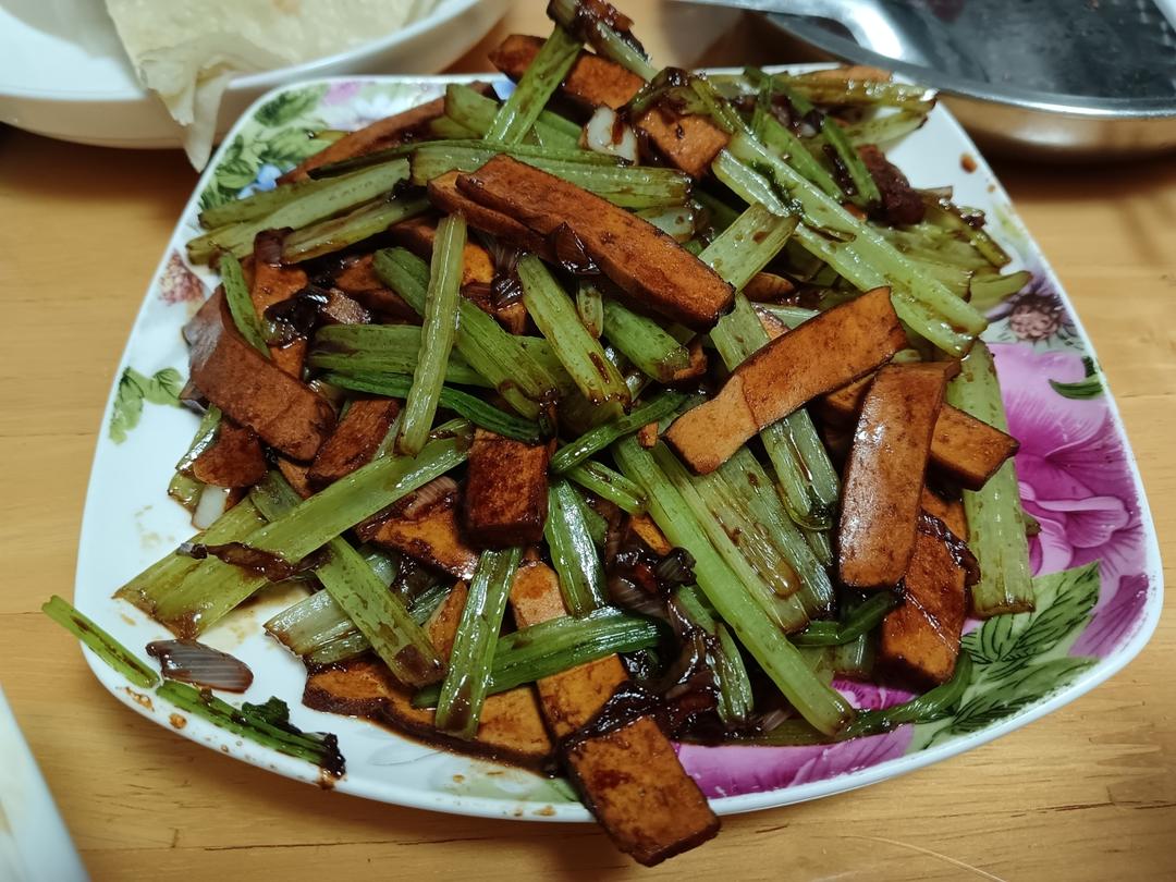 午餐晚餐简单快手下饭菜芹菜炒香干