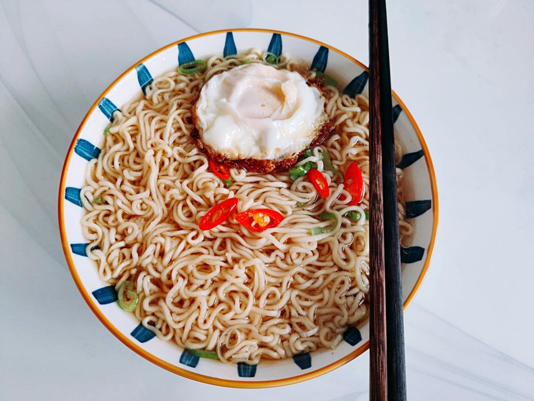 一碗清汤面 🍜 —— 秋日里的治愈系
