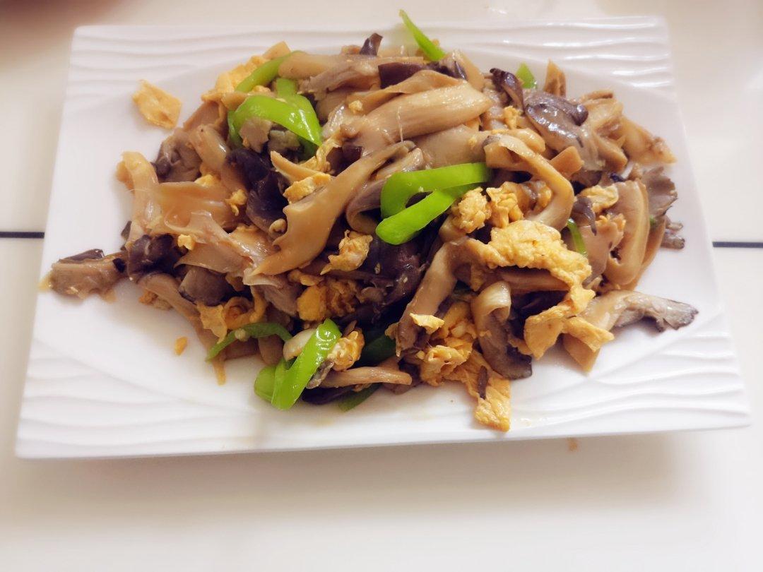 平菇青椒炒鸡蛋 好吃又营养的超快手家常菜