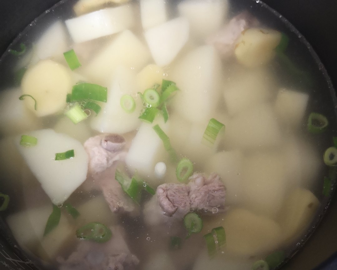 鲜美的土豆炖排骨汤