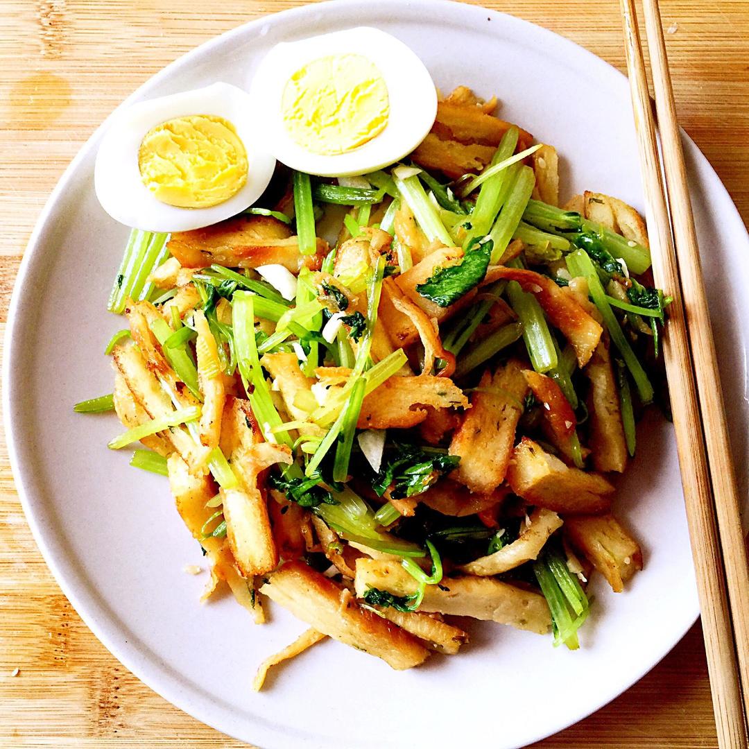 一个人也要好好吃饭--芹菜炒饼的做法