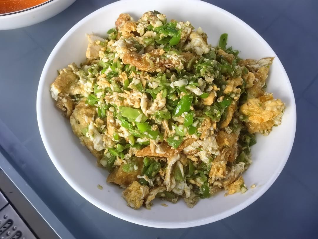 荷包蛋炒青椒的做法