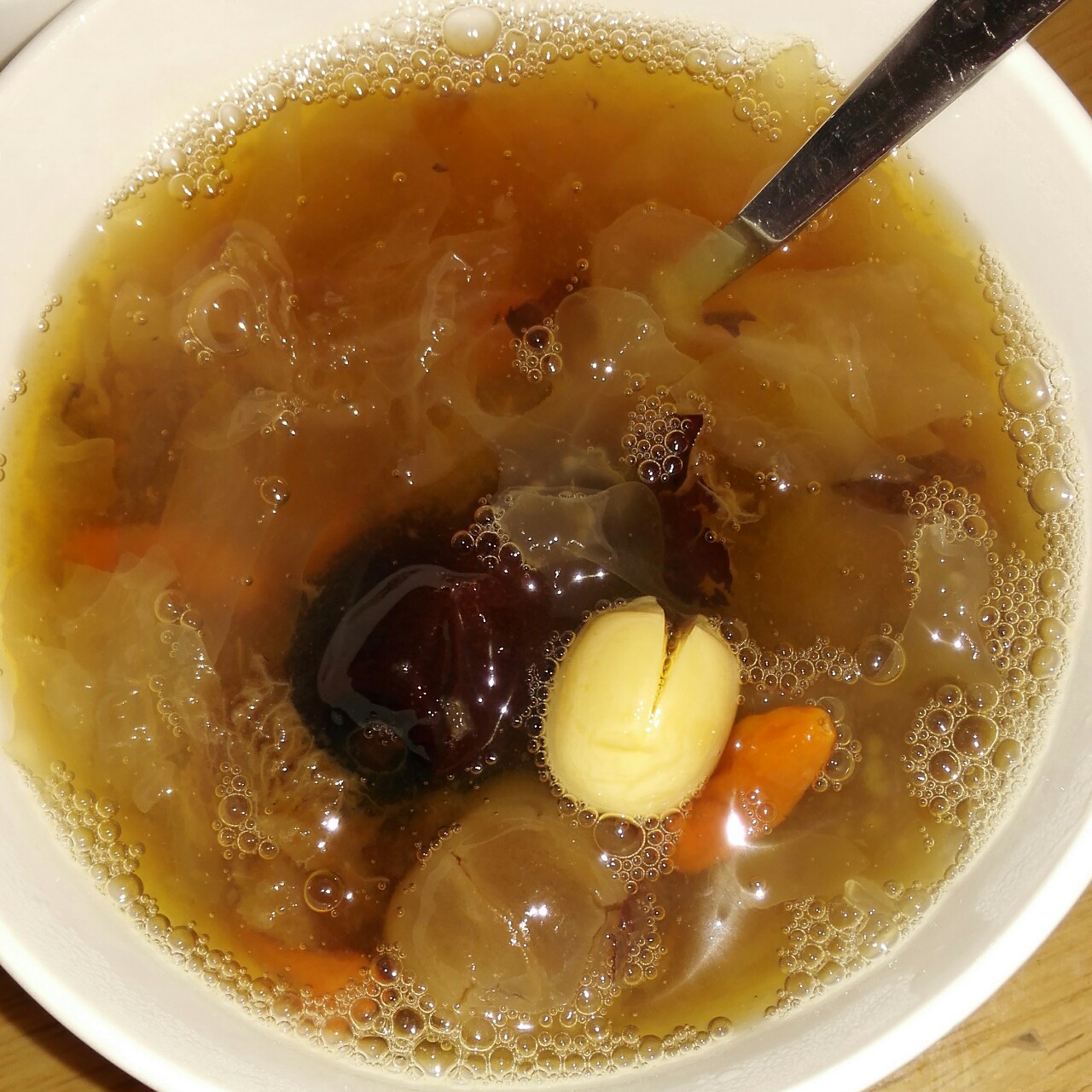 桂圆红枣银耳莲子羹