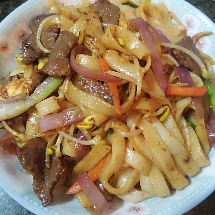 炒河粉 （三人份）的做法
