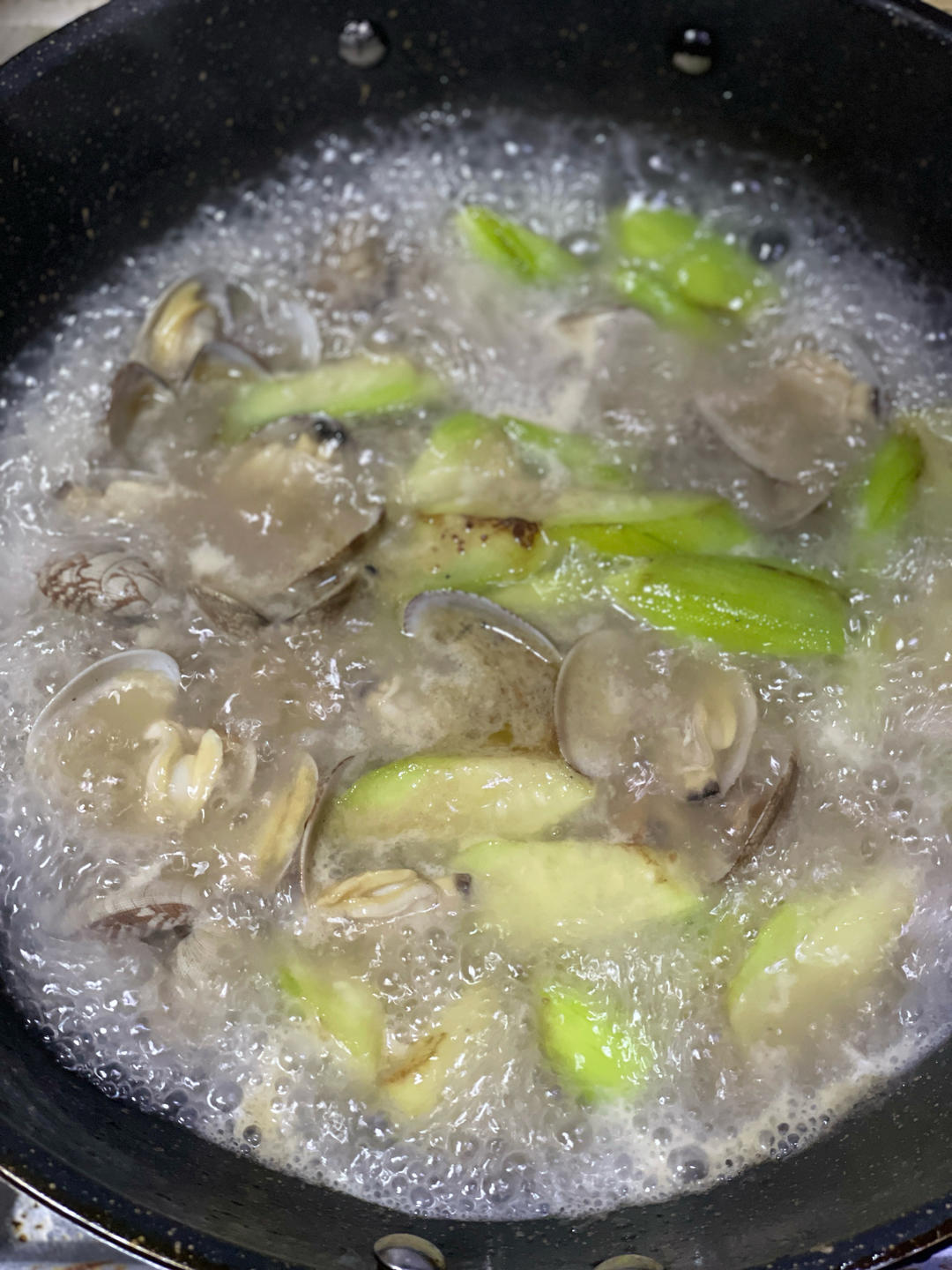 鲜掉眉毛的丝瓜炒花蛤，汤汁拌饭也是超级无敌！！