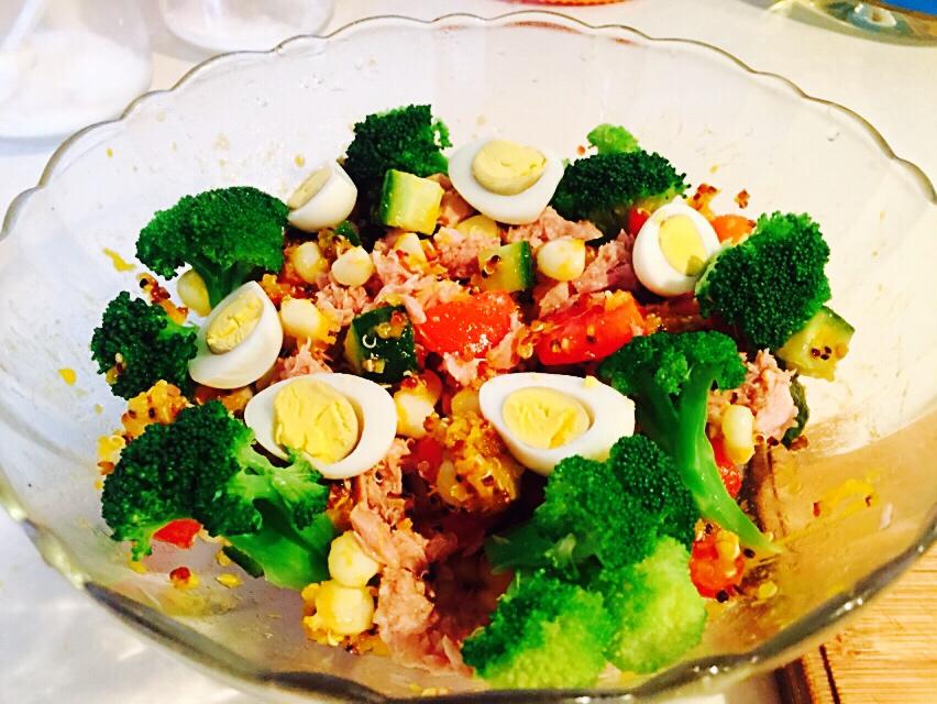 不够自我0408做的金枪鱼藜麦沙拉