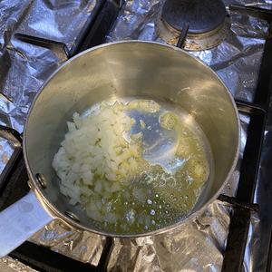 西冷牛排佐蘑菇酱配烤大蒜羽衣甘蓝的做法 步骤2